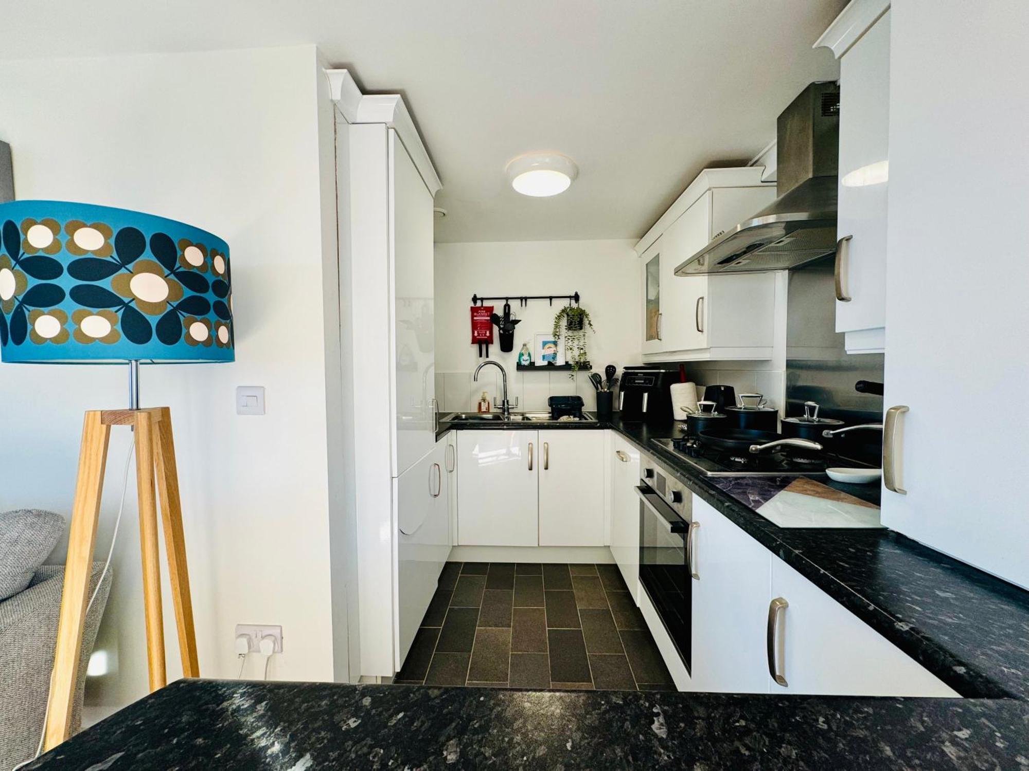Marina Sea View Apt - Second Floor With Lift, Modern Holyhead Eksteriør bilde