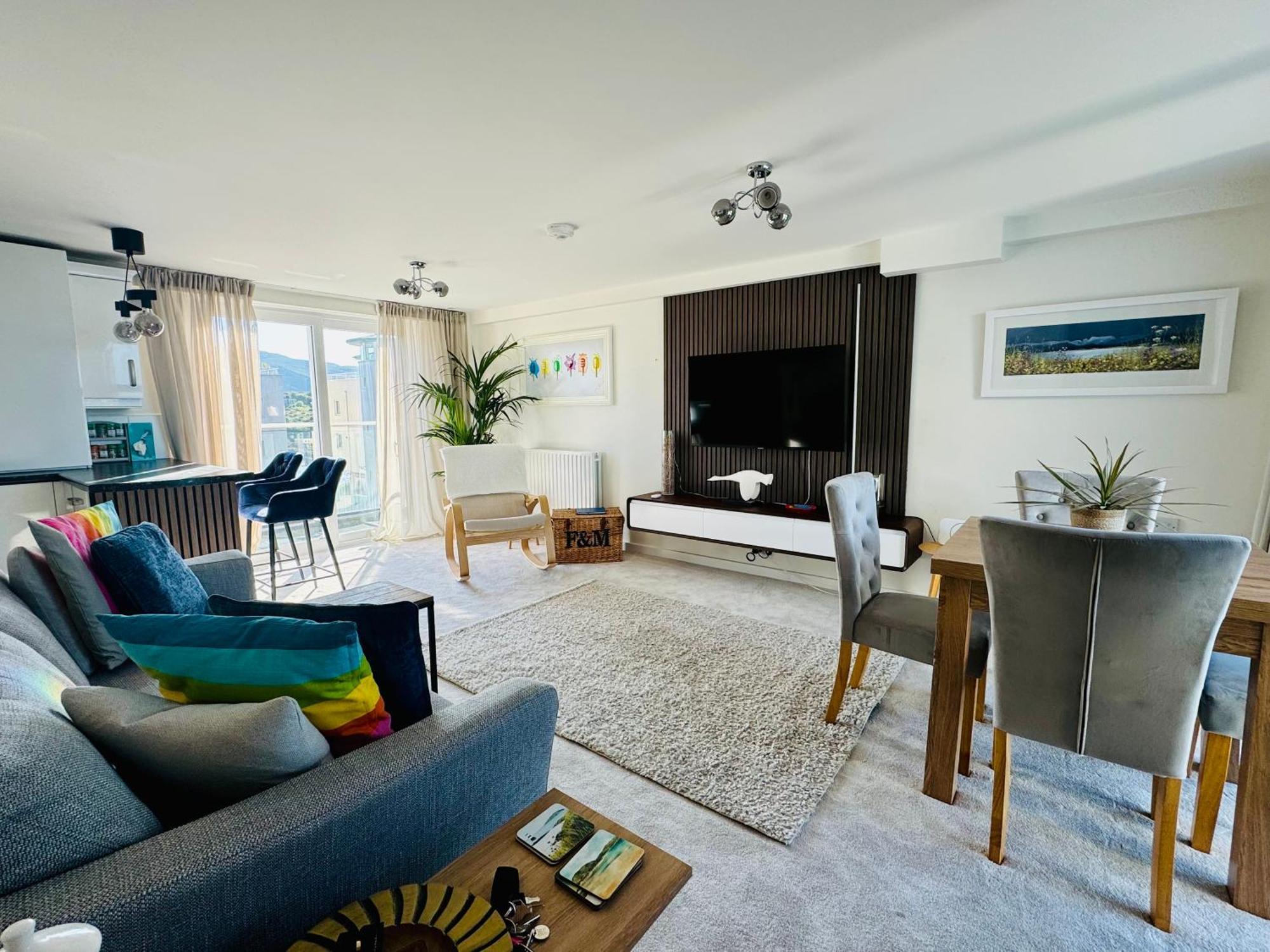 Marina Sea View Apt - Second Floor With Lift, Modern Holyhead Eksteriør bilde