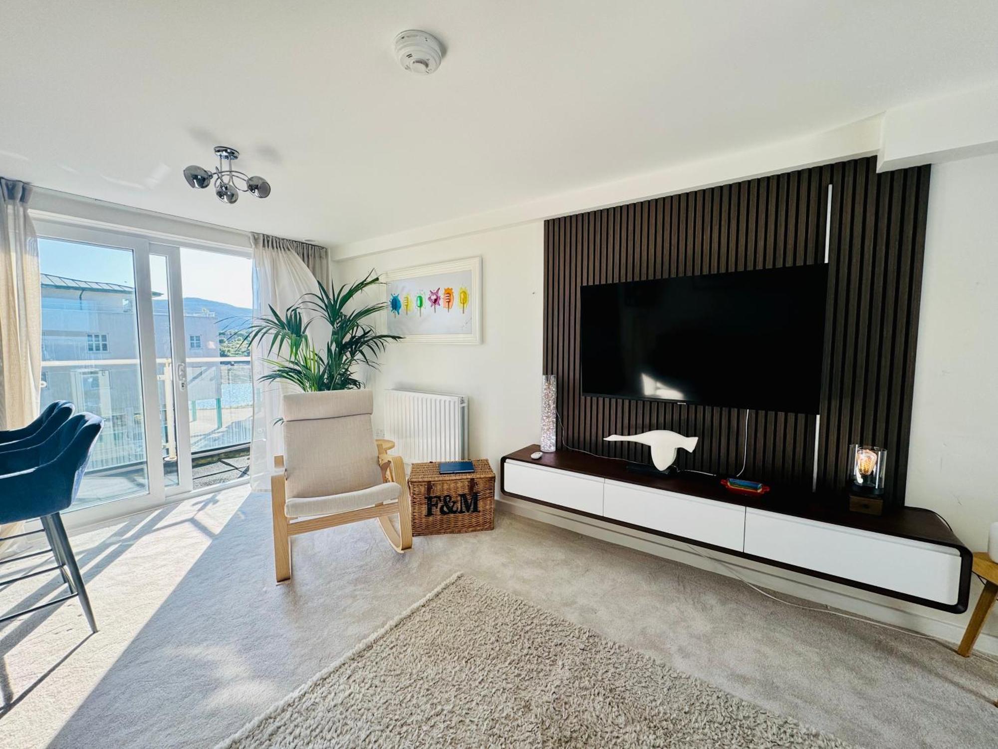 Marina Sea View Apt - Second Floor With Lift, Modern Holyhead Eksteriør bilde
