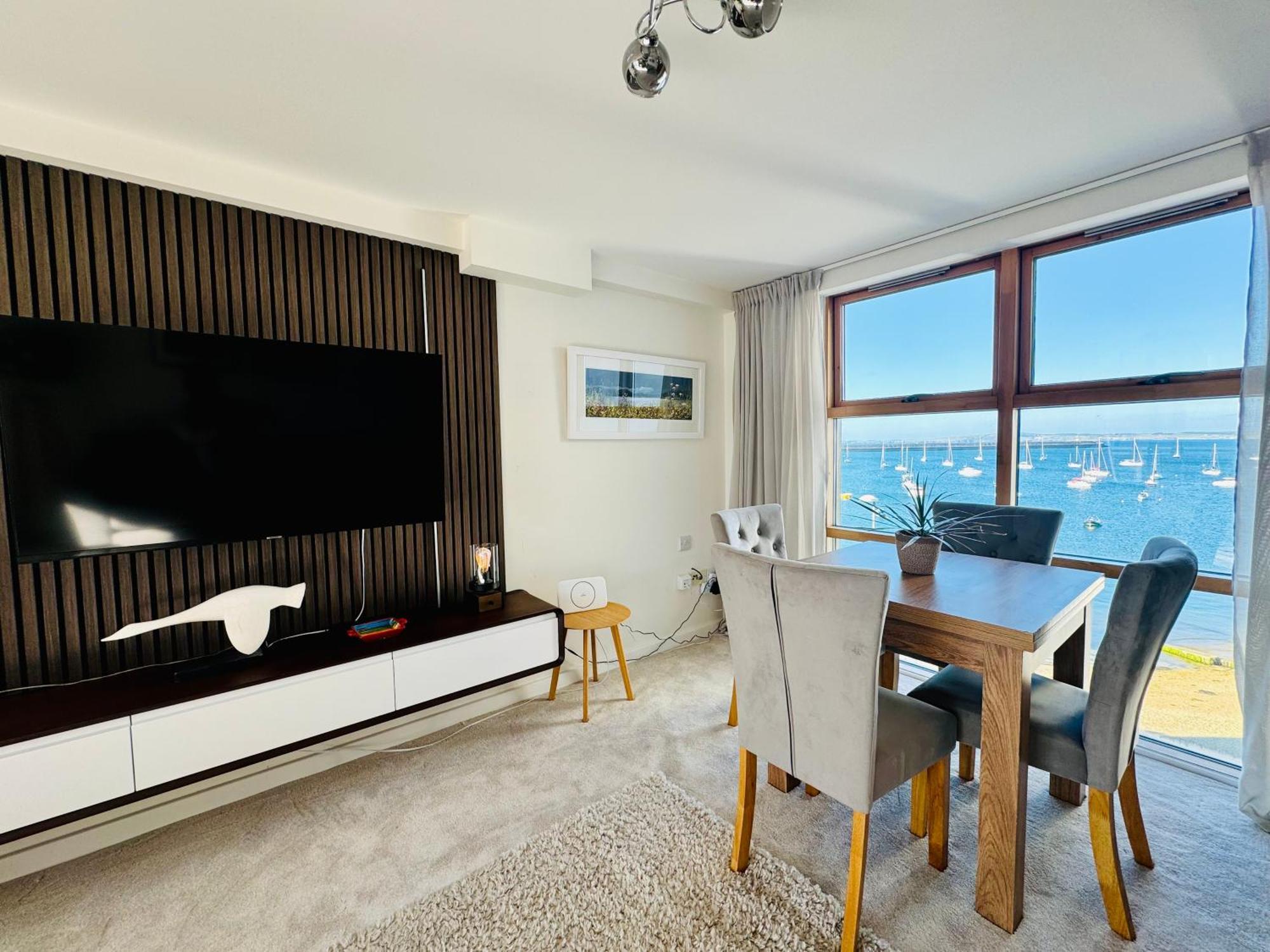 Marina Sea View Apt - Second Floor With Lift, Modern Holyhead Eksteriør bilde
