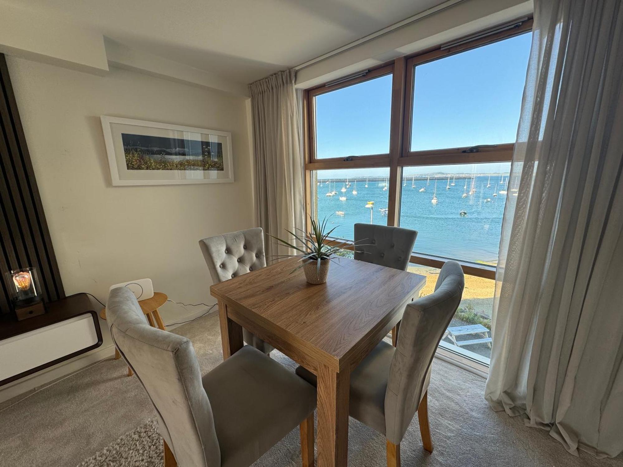 Marina Sea View Apt - Second Floor With Lift, Modern Holyhead Eksteriør bilde