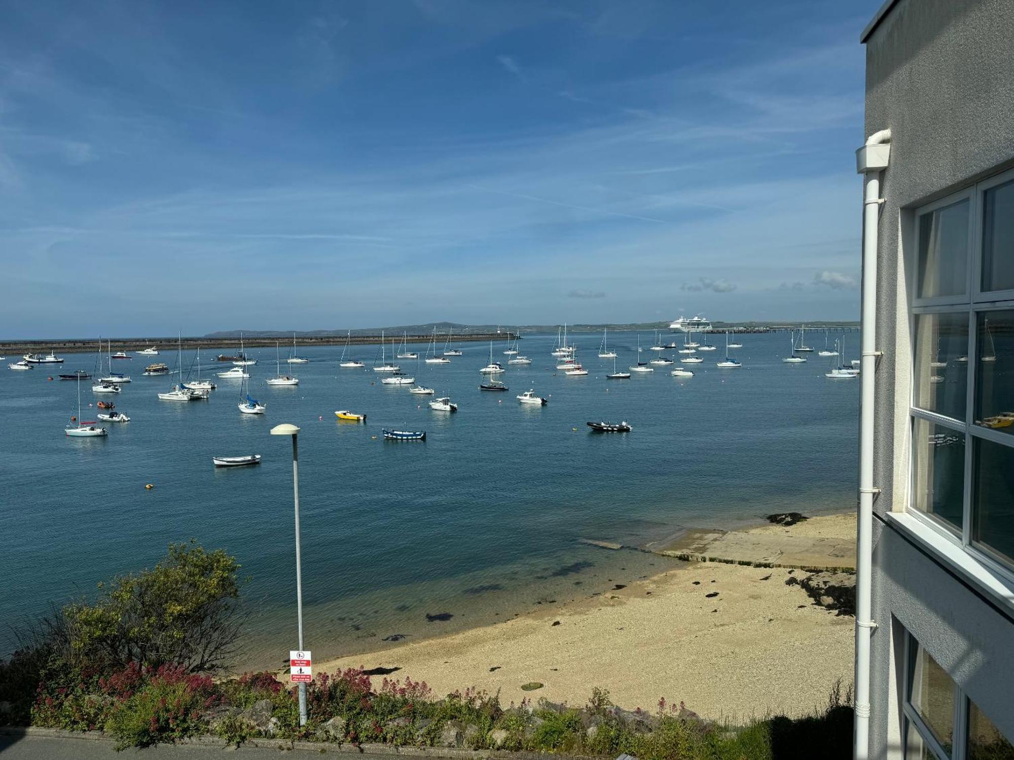 Marina Sea View Apt - Second Floor With Lift, Modern Holyhead Eksteriør bilde